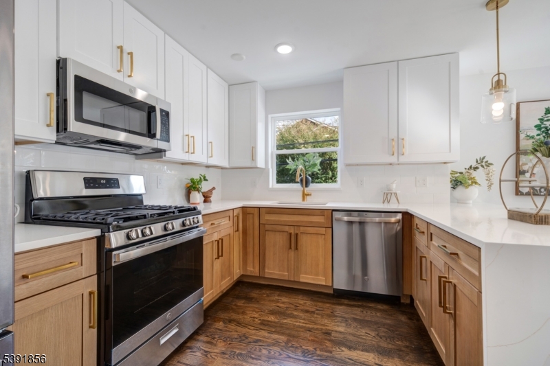 Eat-In-Kitchen