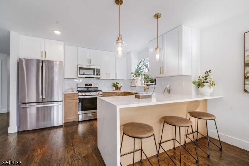 Eat-In-Kitchen