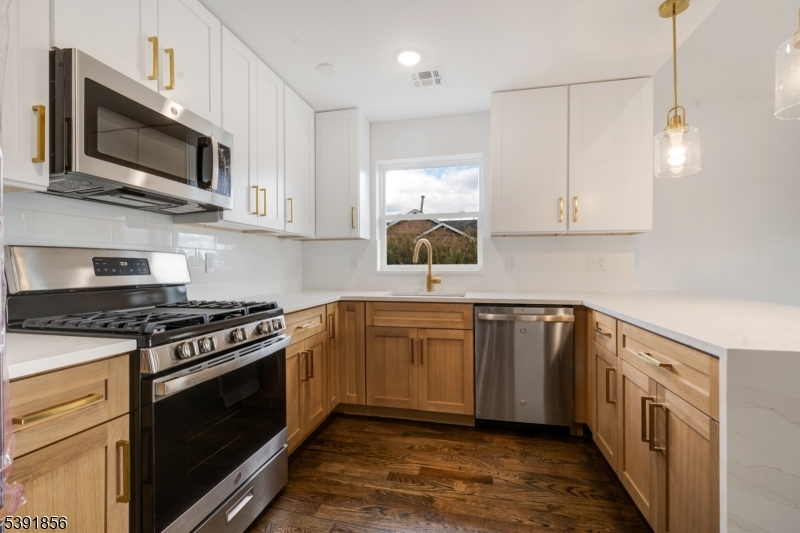 Eat-In-Kitchen