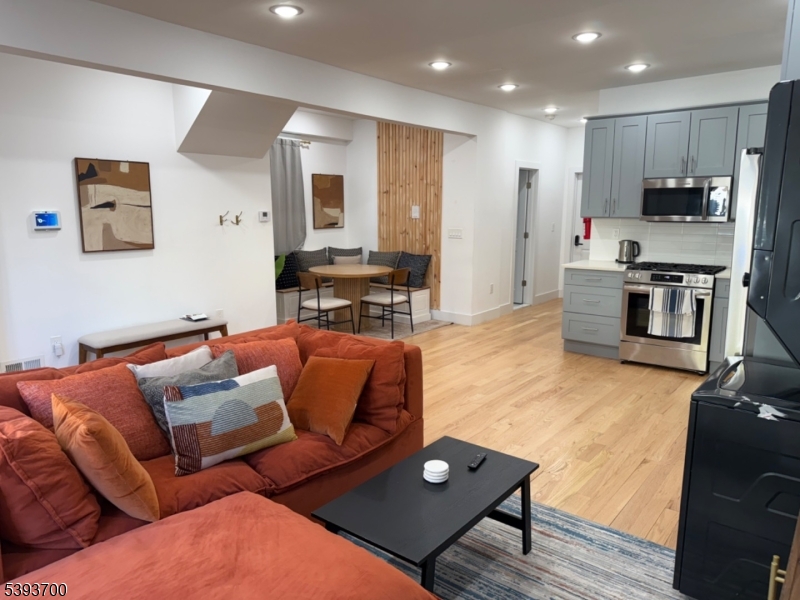 Living room/kitchen 2