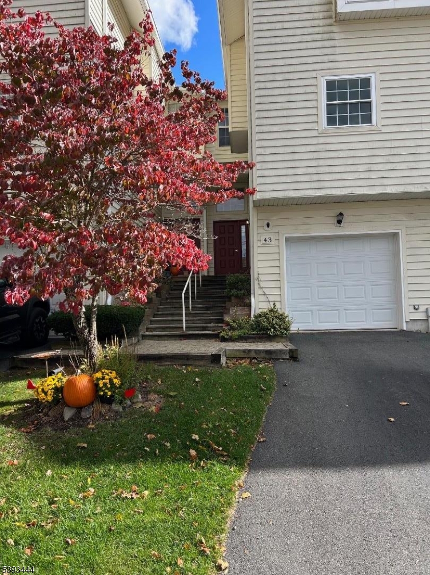 Desirable Hampton Commons