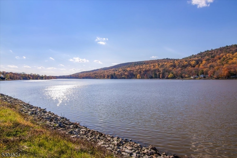 Welcome to Pinecliff Lake