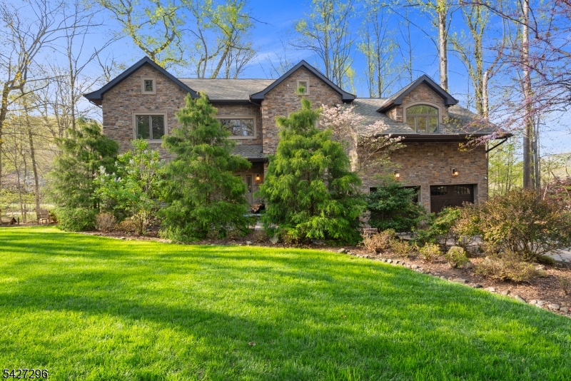 Exterior Stone exterior, sprinklers, partial Lake views.