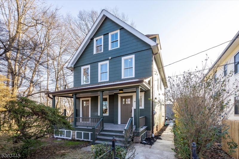 Front of House Facing Chesnut
