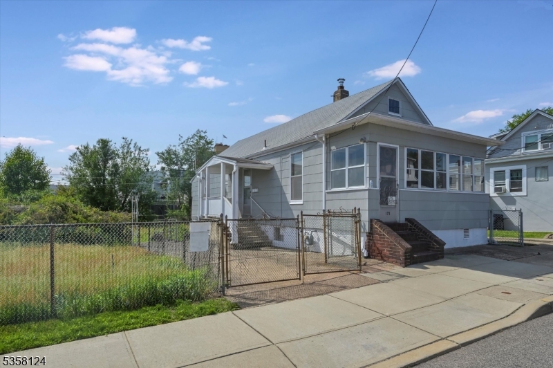 Welcome home to this charming 2 bedroom 1 bathroom Ranch located in a desirable neighborhood brimming with possibility.