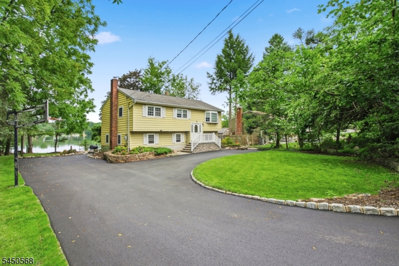 Spacious Driveway Lots of parking!