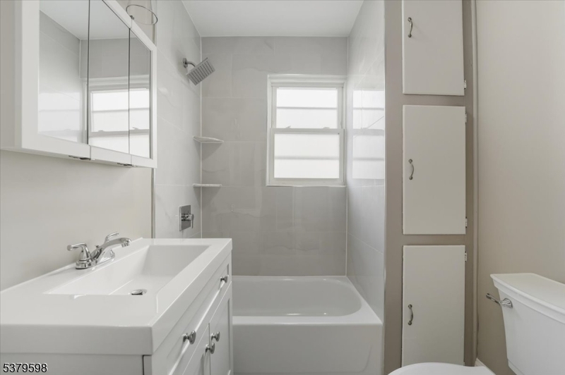 Newly Renovated Full Bathroom