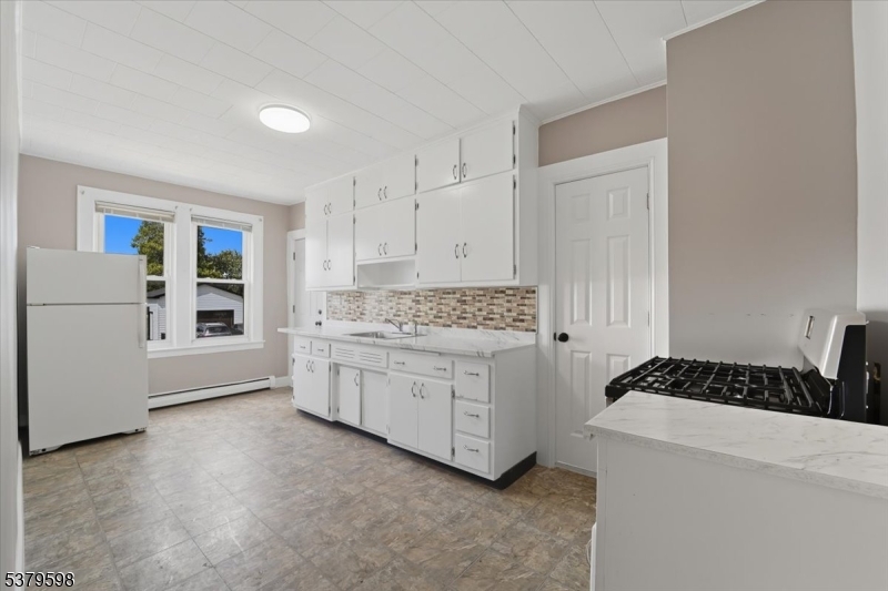 Enormous Eat-In-Kitchen