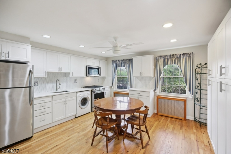 Open Kitchen w Dining Area