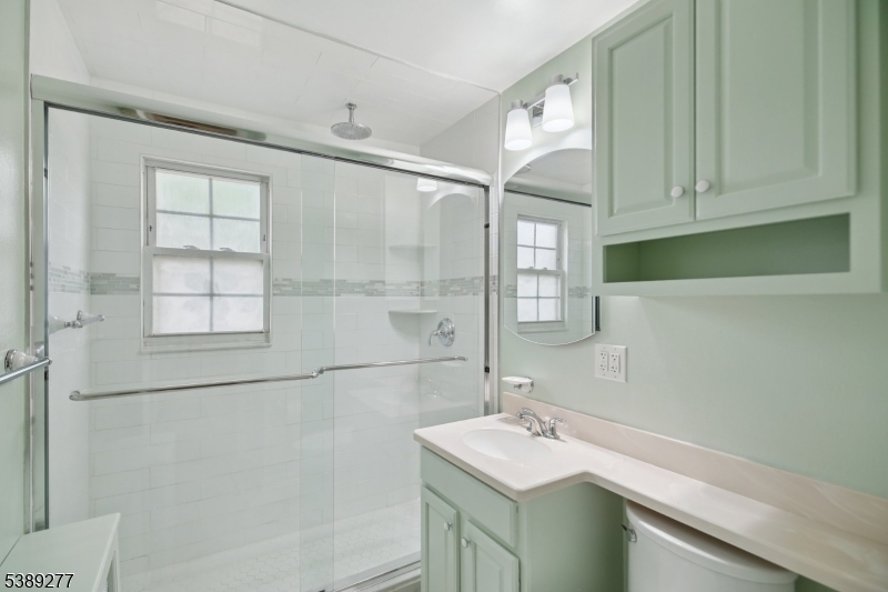 Full Bath w Rain Shower