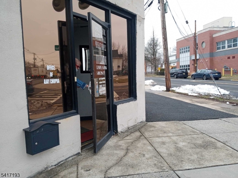 WOW ! Fabulous warehouse retail and  wholesale  Commercial opportunity for Lease!!