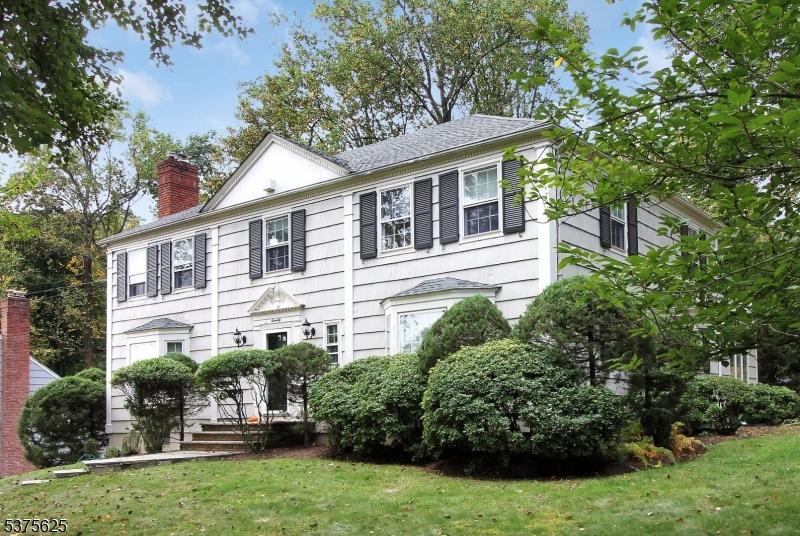 Attractive curb appeal! Path to Hillcrest School is to right at end of Ellsworth.