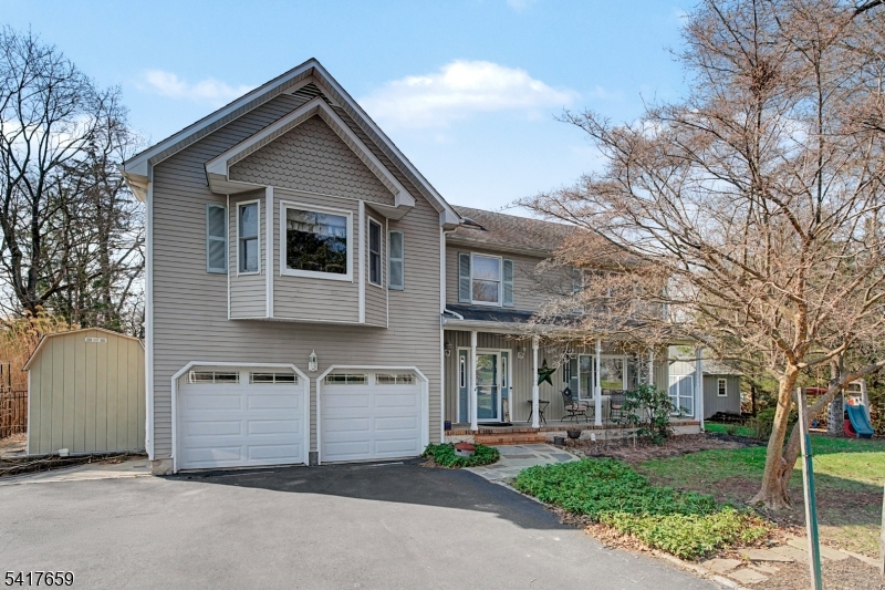 Vinyl siding, great porch