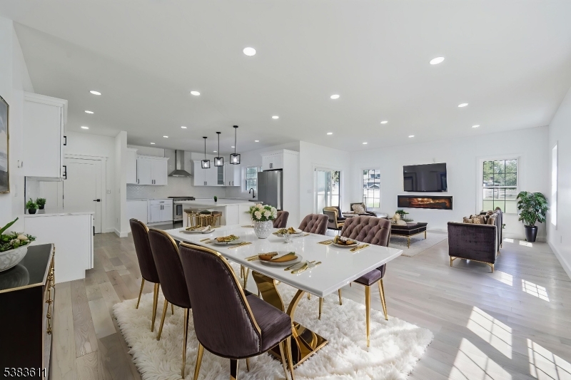 staged living/dining