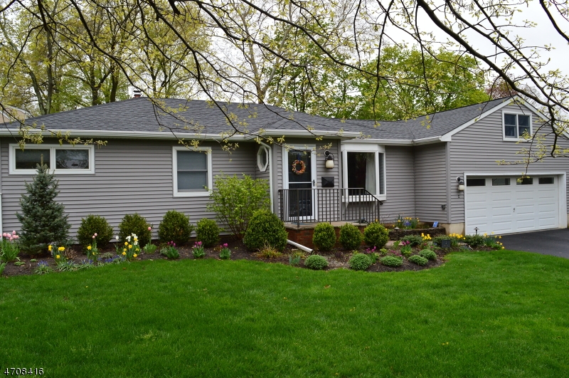 CRISP, CLEAN 1-LEVEL RANCH