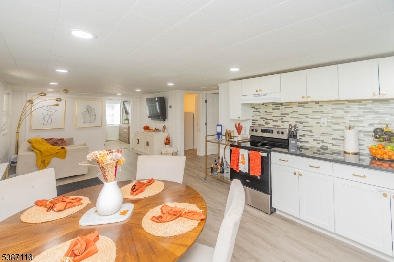 Dining Area & Kitchen