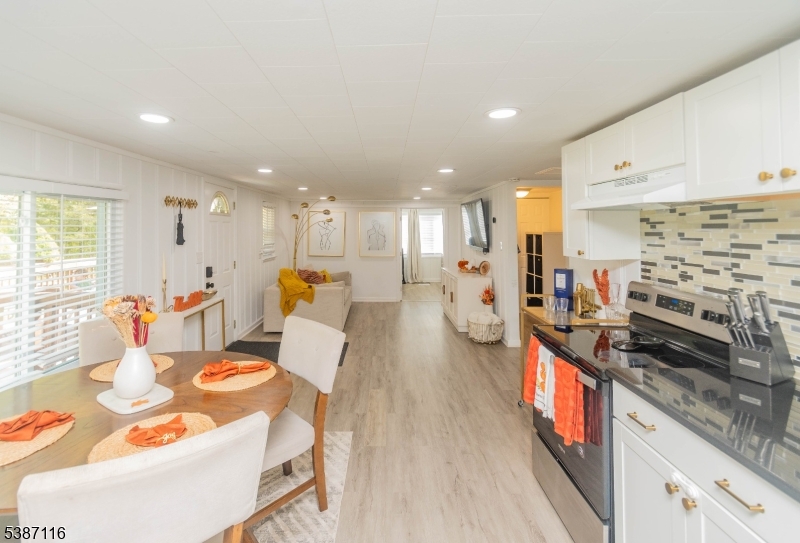 Kitchen & Dining Area