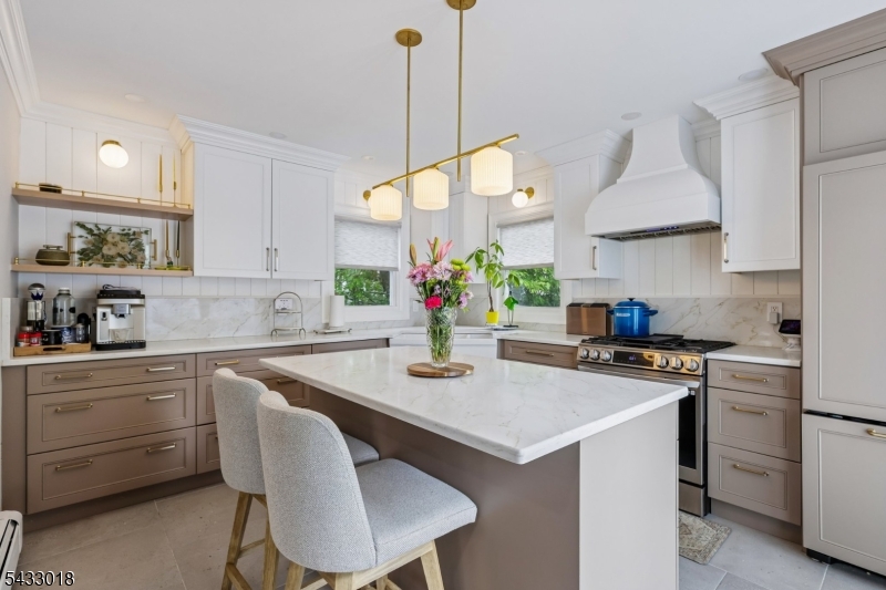 New Eat-in-kitchen