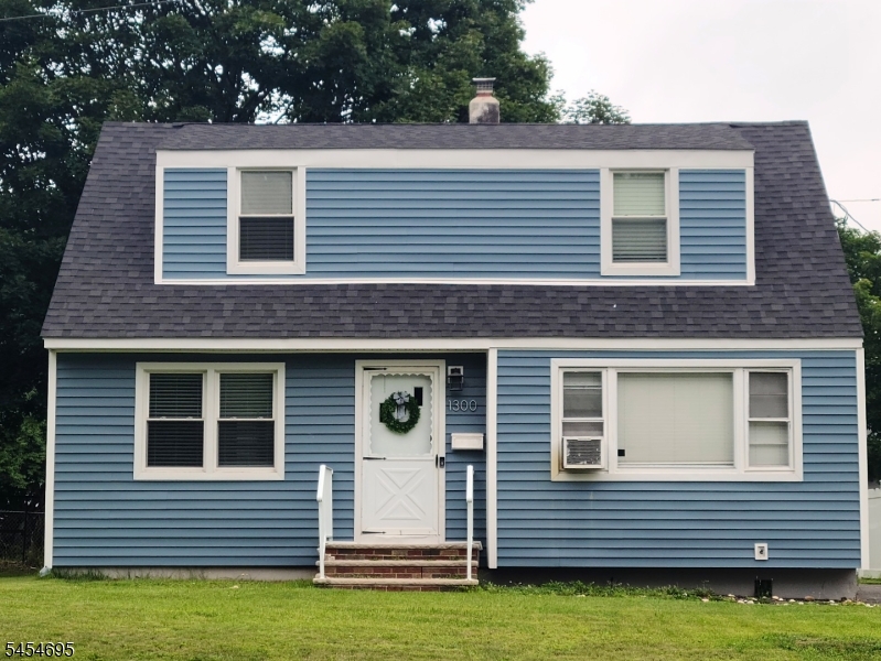 DESIRABLE WESTON LOCATION!