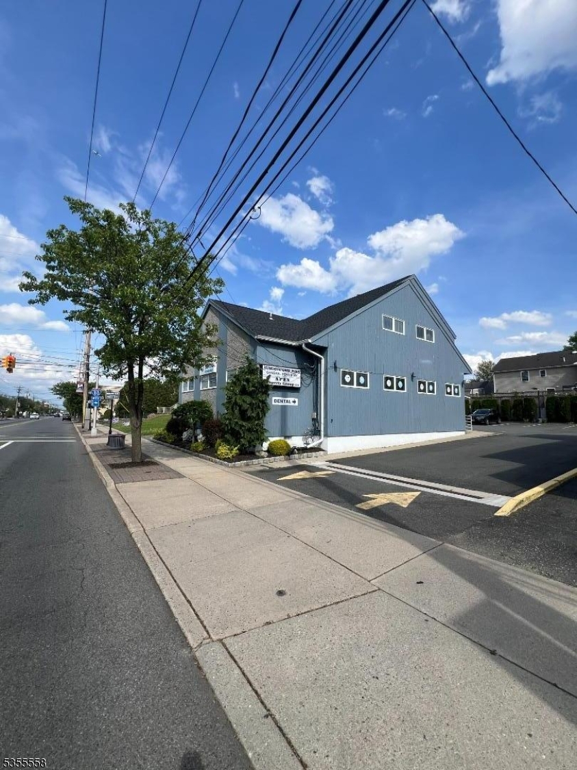 418 Union Blvd building front and driveway entrance.