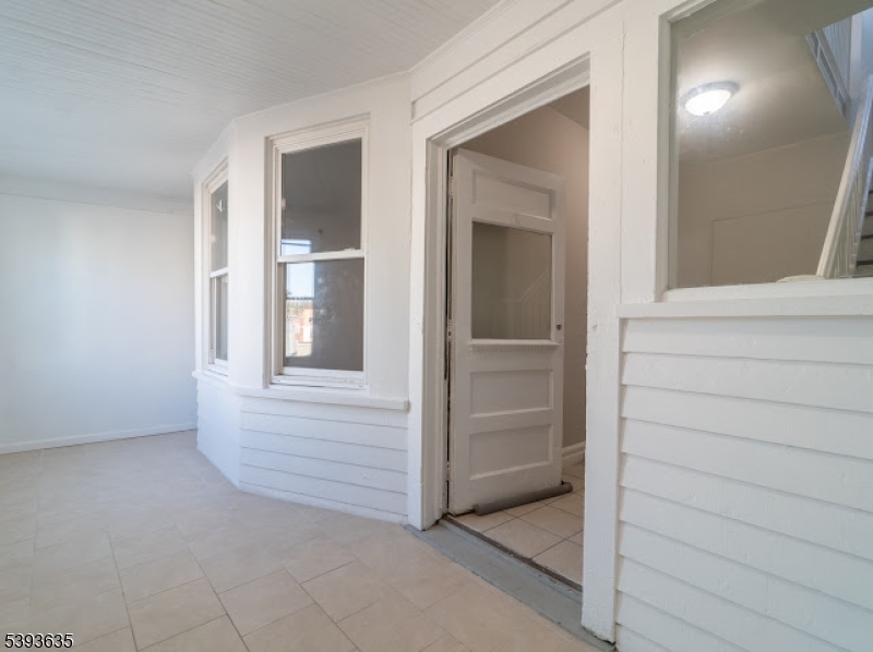 Spacious All Seasons Sunporch