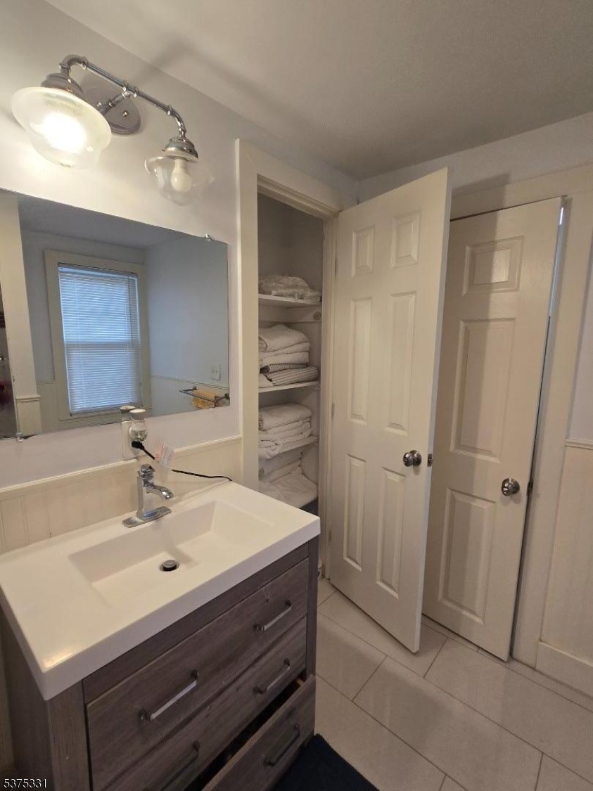 2nd bed with walk in closet