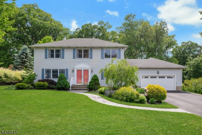 Spectacular property on 0.55ac