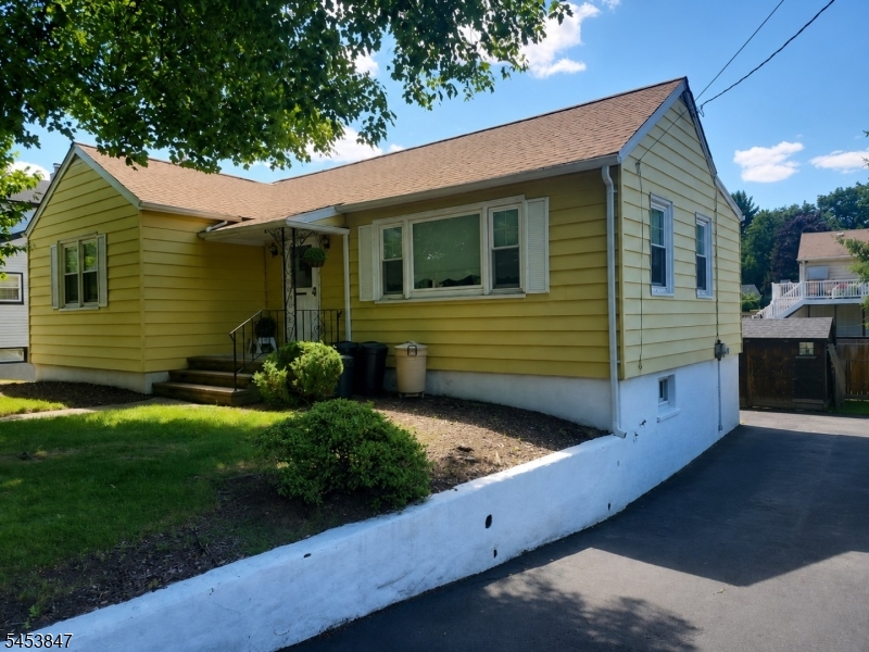 Front view/driveway