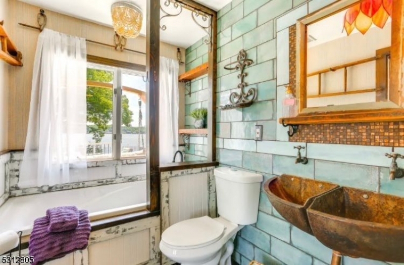 PRIMARY BATH 1ST FLOOR