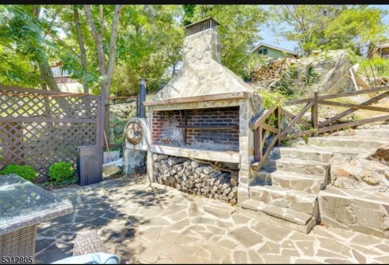 OUTDOOR FIREPLACE & WOOD OVEN