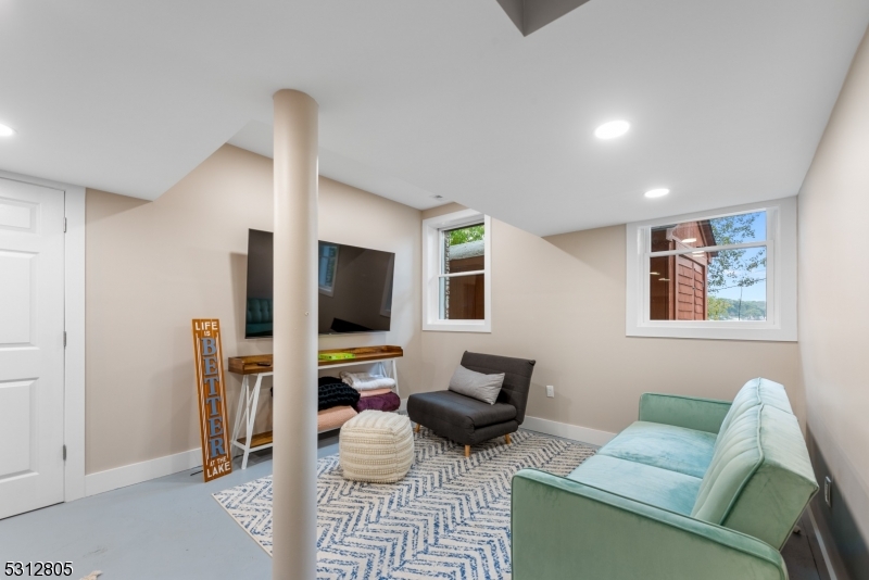 LOWER FINISHED BONUS ROOM