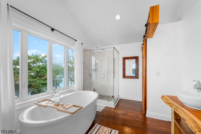 2ND FLOOR PRIMARY BATH