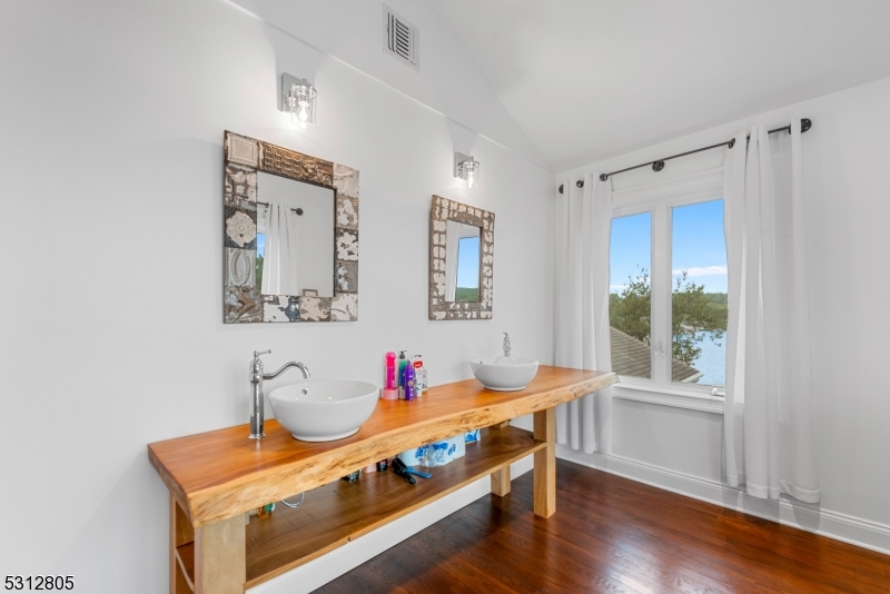 2ND FLOOR PRIMARY BATH