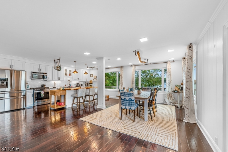 KITCHEN ISLAND & DINING