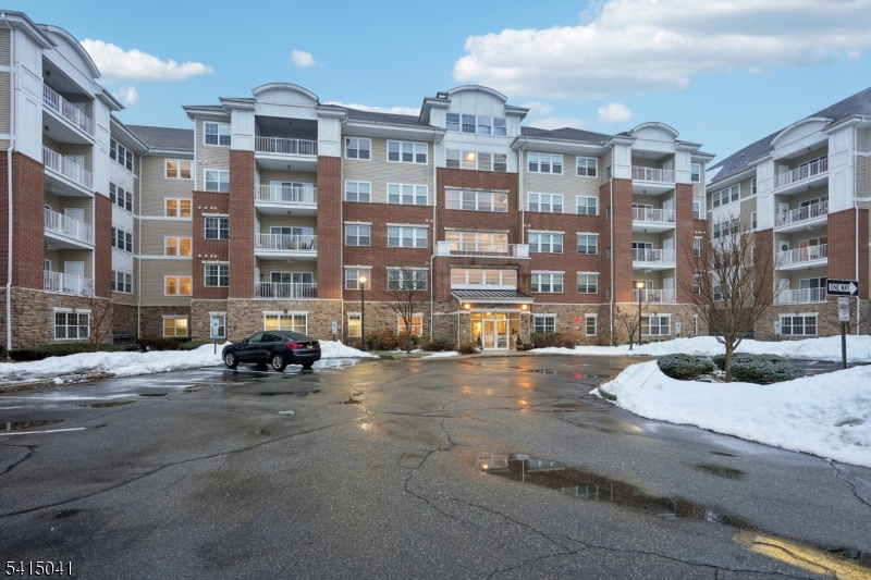 Welcome home to this beautifully maintained 3rd floor 2 bedroom 2 bathroom Townhome located in the premier gated community of Wanaque Reserve.