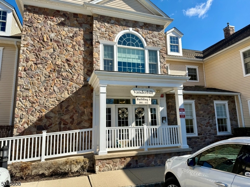 Professional photos, virtual tours & floor plans.