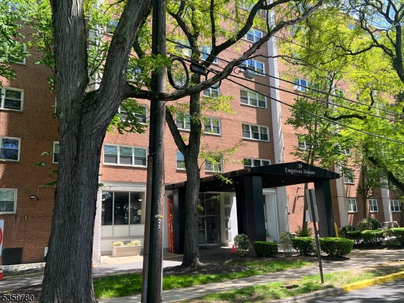 Welcome home to this 1,231 sq ft two-bedroom 2-bathroom home in the desirable Empress House Condominiums.