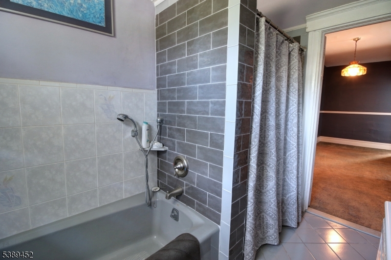 2nd fl Full Bath Full bath on second floor with both bath and shower.