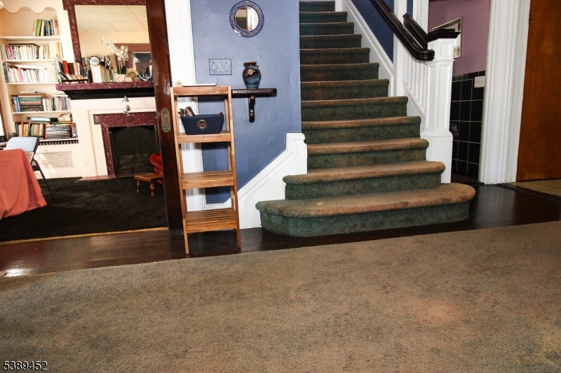 Entry hallway Hallway to second fl wide enough to move furniture!