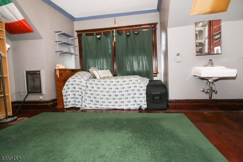 3rd fl front of house This bedroom has birds eye view of Derrom Ave.