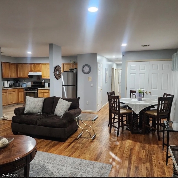 Dining room and kitchen combo