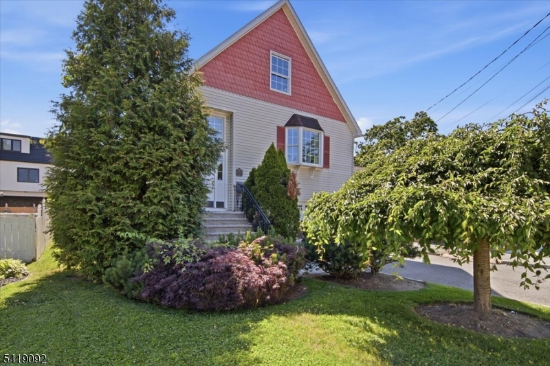 Front View w/ landscaping