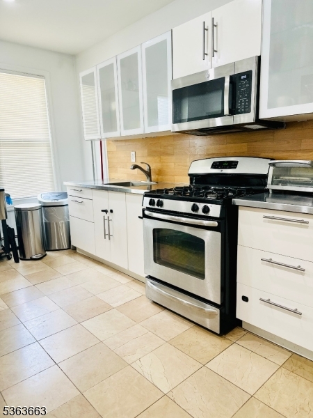 Eat-in-kitchen