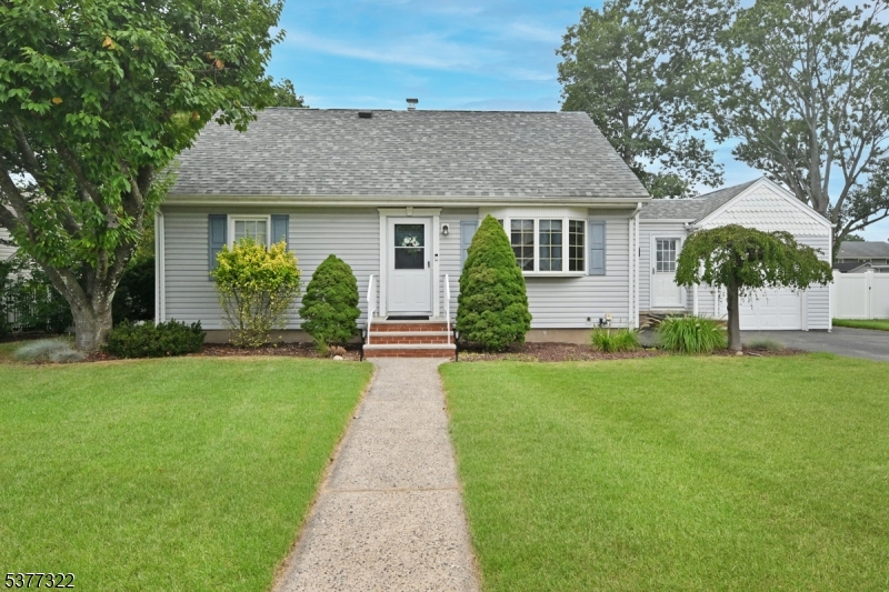 4 BR 2 updated Bath Expanded Cape Cod w/1592sf on 75x125 lot