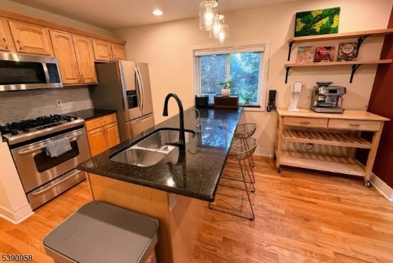 Eat-in Kitchen