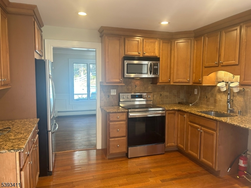 Kitchen w/ Granite Countertops