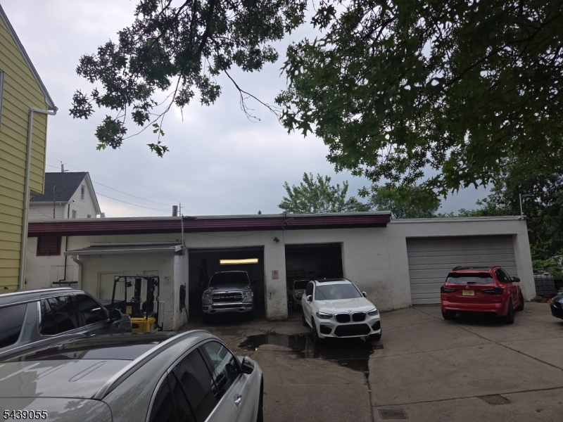 Mechanic & Car Detail Shop This is located in the back property at an dead-end street.