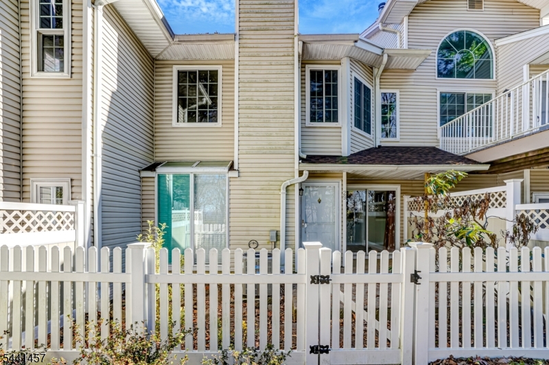 Beautifully updated 2-bedroom, 1.1 bath interior unit in the Crestmont Highlands section of the Hills