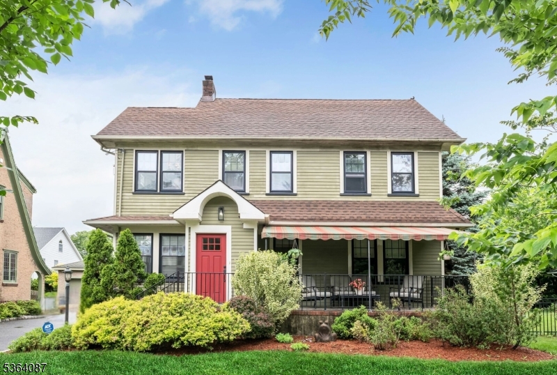 Welcome to 17 Warren Pl. in Glen Rock