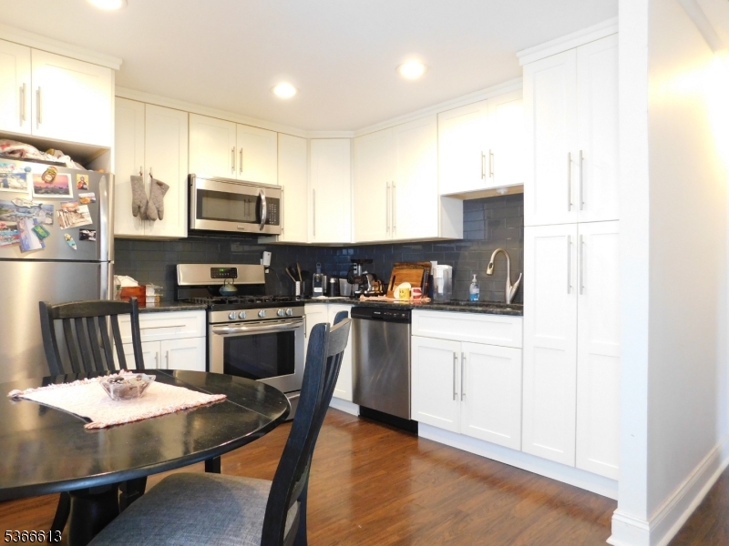 Updated Eat-In Kitchen w/Stainless Steel Appliances